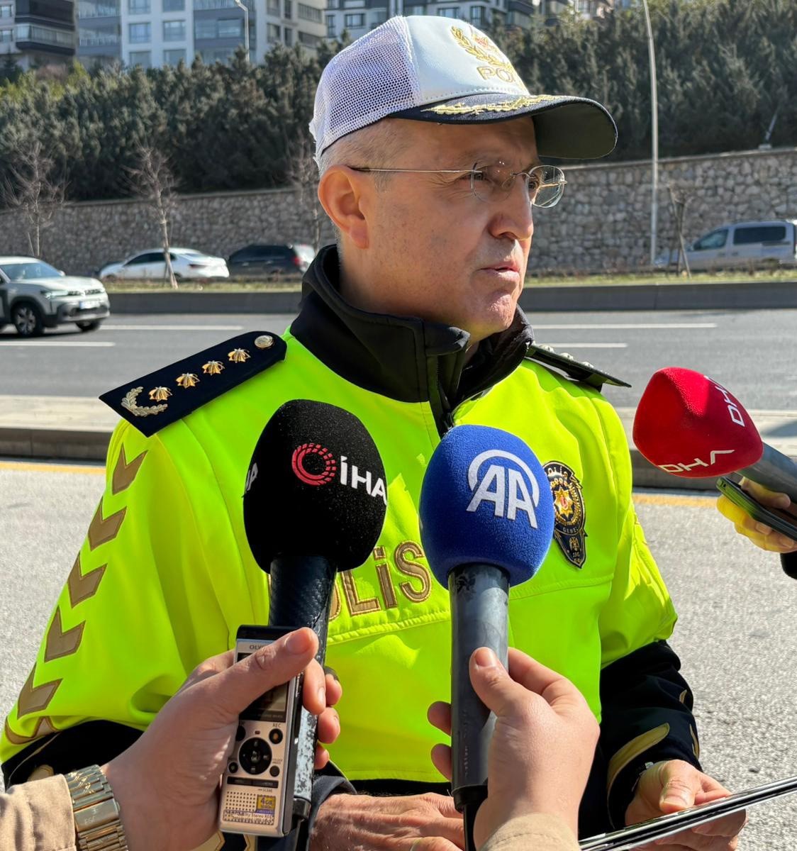 EGM Trafik Daire Başkanı Mutlu’dan standart ve ‘APP’ plaka arasındaki farklarla ilgili açıklama
EGM Trafik Daire Başkanı Mutlu’dan standart ve ‘APP’ plaka arasındaki farklarla ilgili açıklama