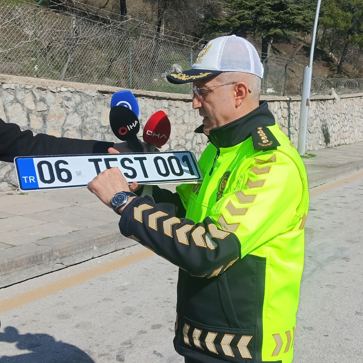 EGM Trafik Daire Başkanı Mutlu’dan standart ve ‘APP’ plaka arasındaki farklarla ilgili açıklama
EGM Trafik Daire Başkanı Mutlu’dan standart ve ‘APP’ plaka arasındaki farklarla ilgili açıklama
