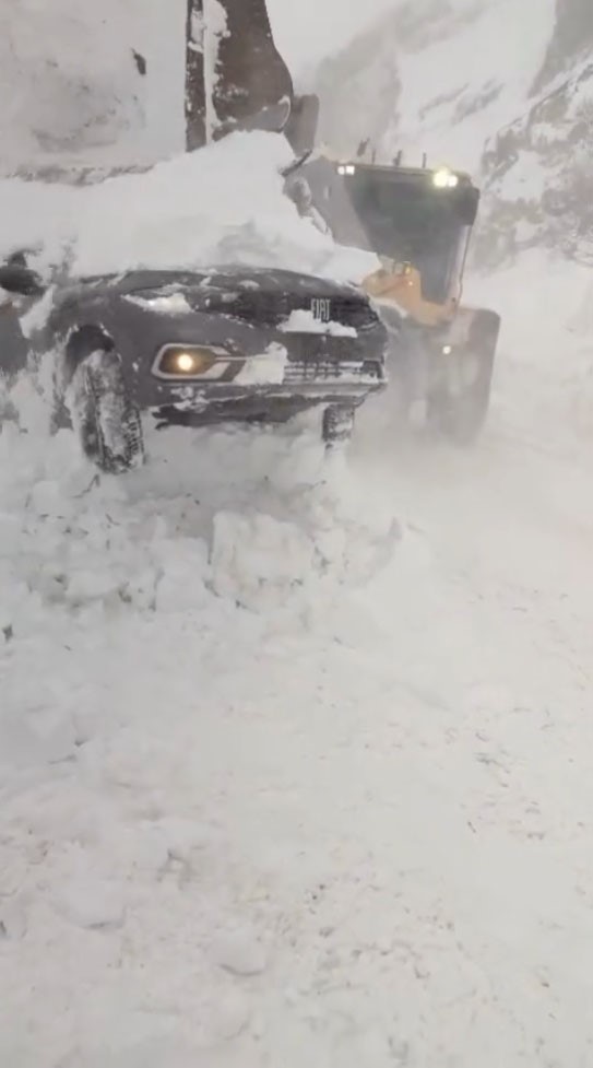 Eğribel Geçidi’nde bir araç yoldan çıkarak kara gömüldü
