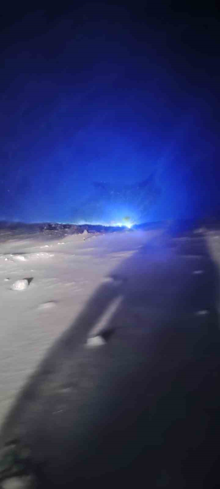 Eğribel Tüneli girişinde çığ düştü: Yol ulaşıma kapandı
