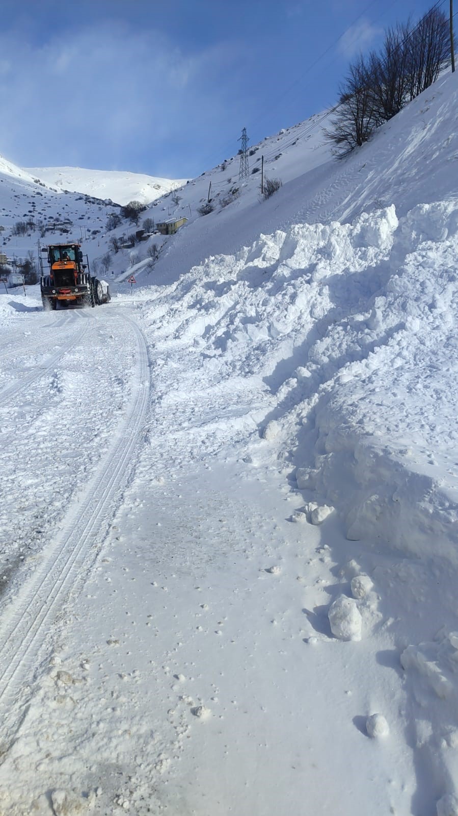 Eğribel Tüneli girişinde çığ nedeniyle kapanan yol ulaşıma açıldı
