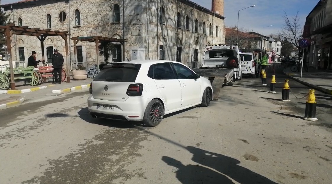 Egzoz patlatan araca 16 bin TL ve trafikten men cezası
