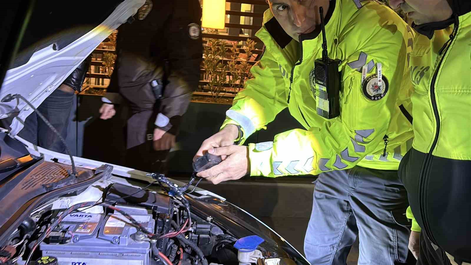 Egzoz patlatırken polise yakalandı, 19 bin 710 lira ceza yiyip arabasından oldu

