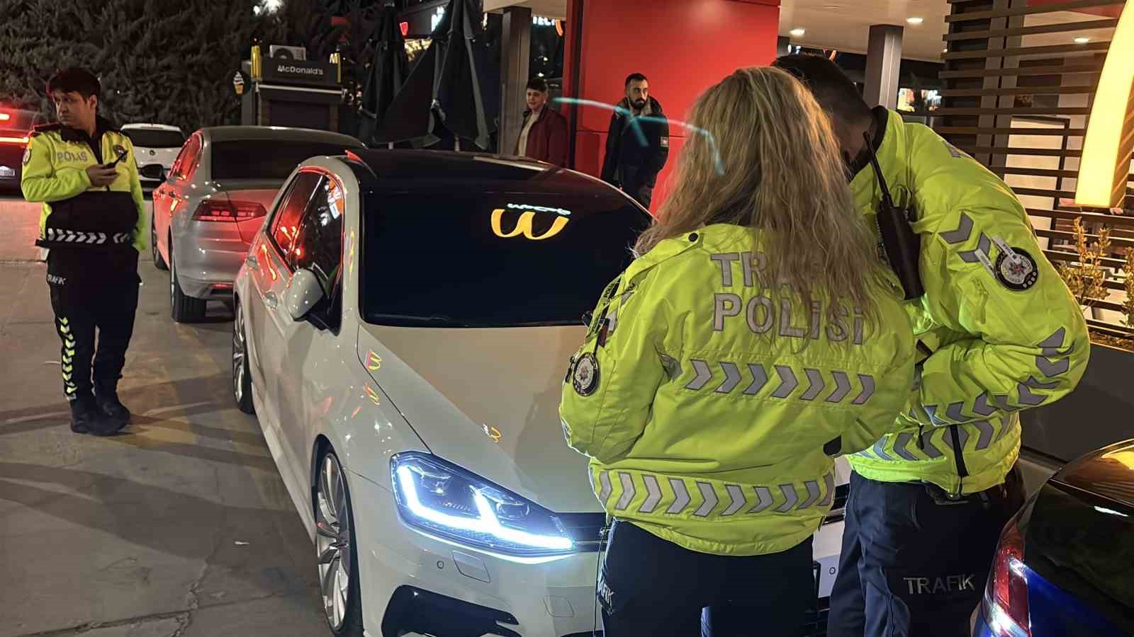 Egzoz patlatırken polise yakalandı, 19 bin 710 lira ceza yiyip arabasından oldu
