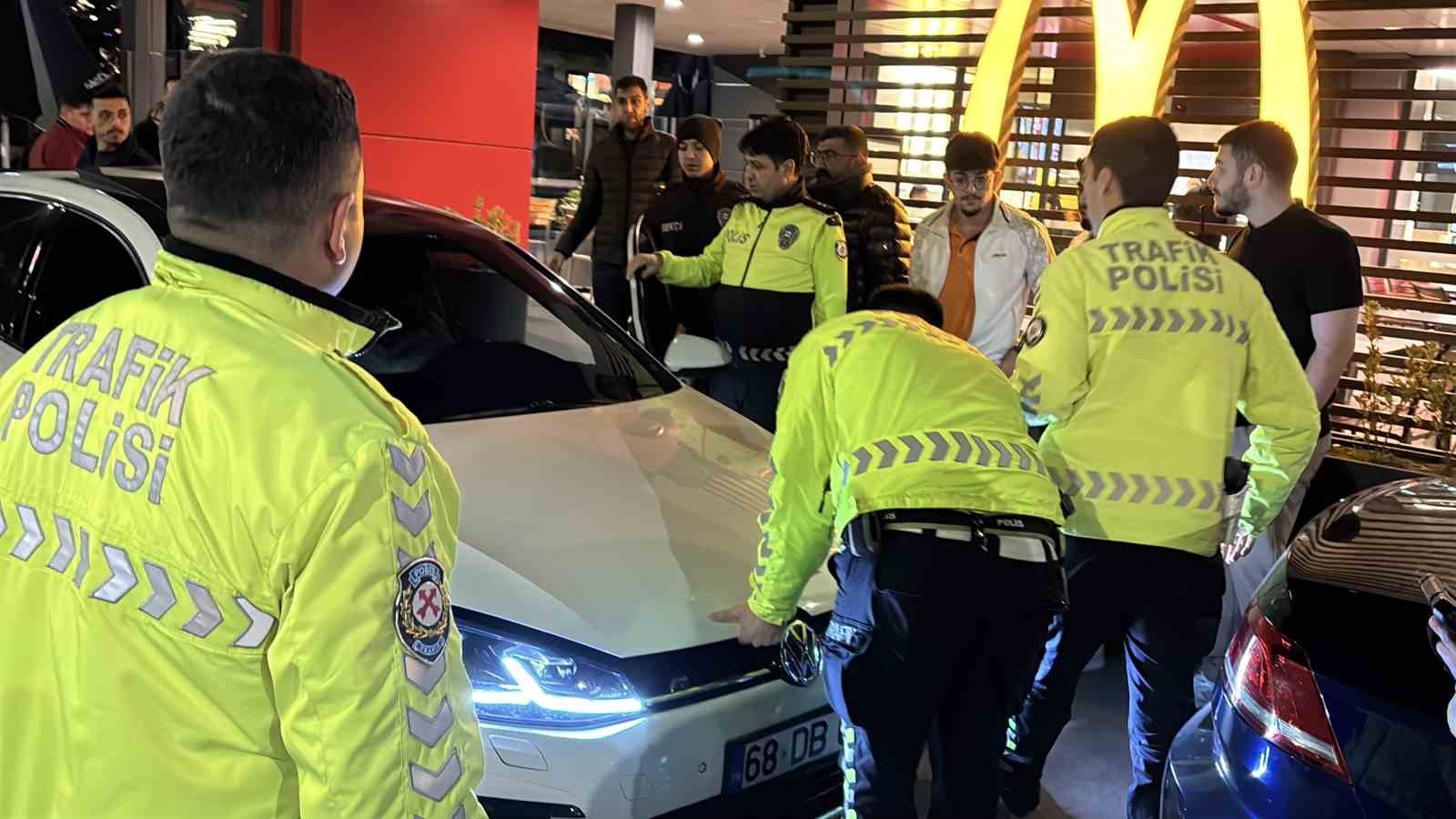 Egzoz patlatırken polise yakalandı, 19 bin 710 lira ceza yiyip arabasından oldu
