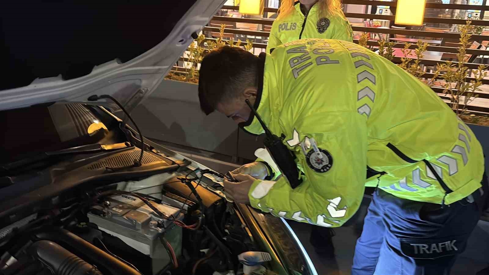 Egzoz patlatırken polise yakalandı, 19 bin 710 lira ceza yiyip arabasından oldu
