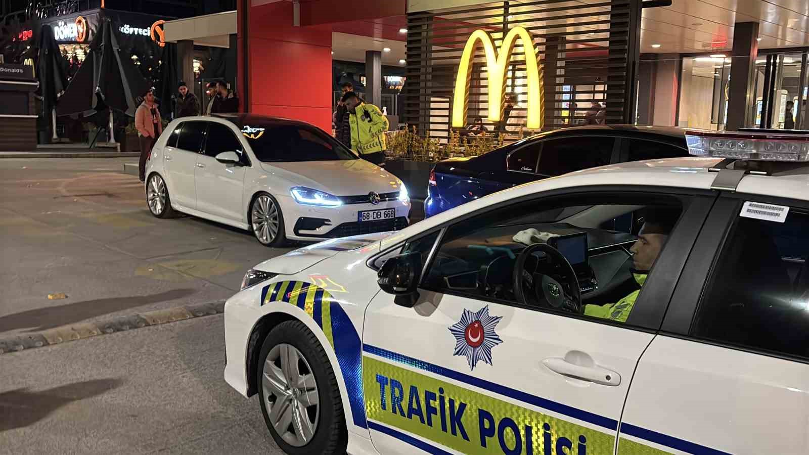 Egzoz patlatırken polise yakalandı, 19 bin 710 lira ceza yiyip arabasından oldu
