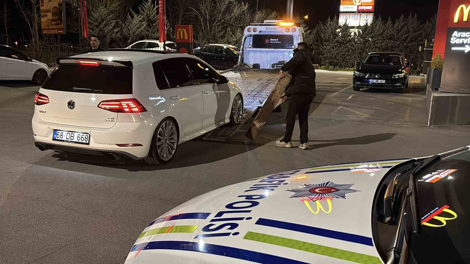 Egzoz patlatırken polise yakalandı, 19 bin 710 lira ceza yiyip arabasından oldu

