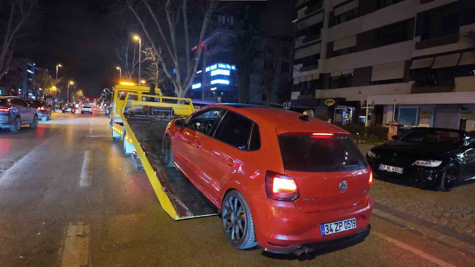 Egzoz sistemi mevzuata aykırı araç 30 gün trafikten men edildi
