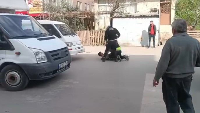 Ehliyetini kaptırdı yine de akıllanmadı
Ehliyetini kaptırdı yine de akıllanmadı