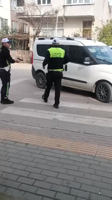 Ehliyetini kaptırdı yine de akıllanmadı
Ehliyetini kaptırdı yine de akıllanmadı