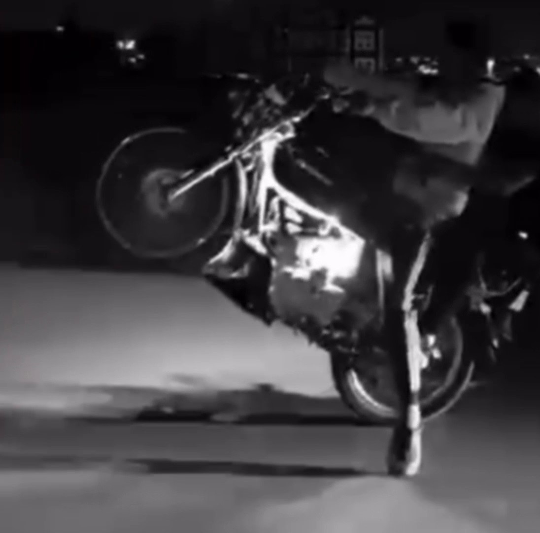 Ehliyetsiz motosikletlinin sosyal medya şovu 77 bin TL’ye patladı
