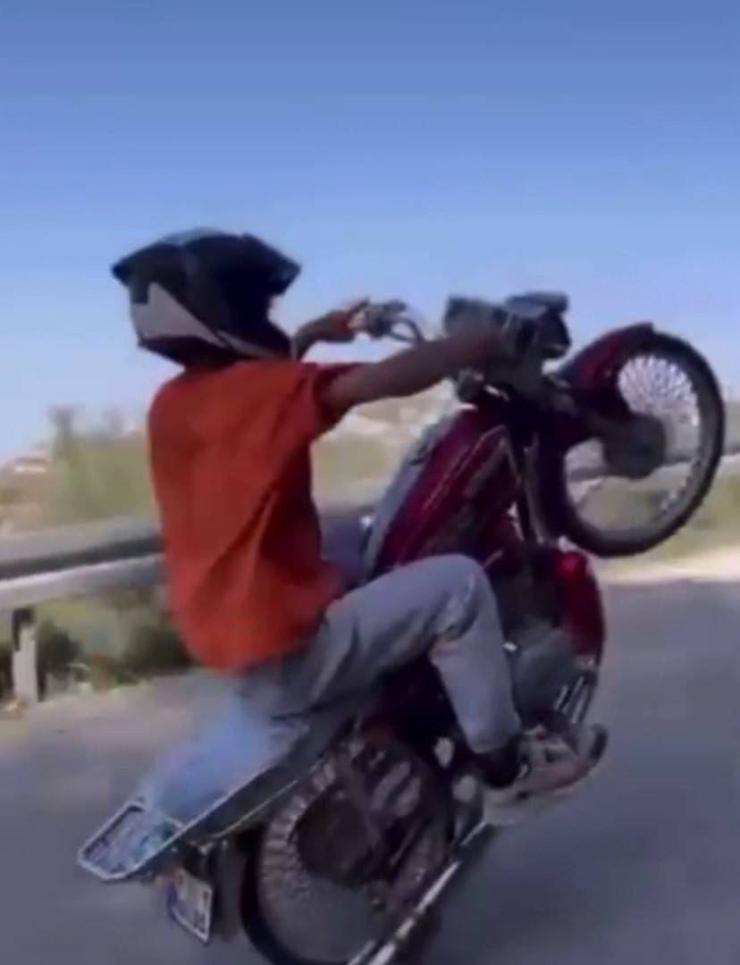 Ehliyetsiz motosikletlinin sosyal medya şovu 77 bin TL’ye patladı
