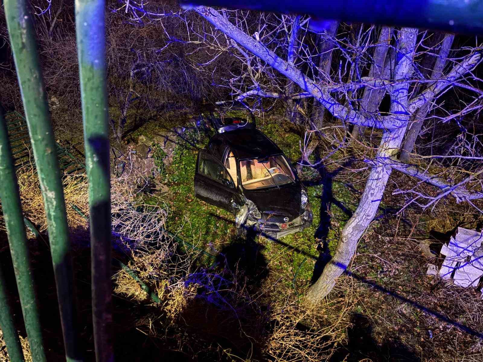 Ehliyetsiz sürücü 5 metrelik bahçe duvarından uçtu: 1 yaralı
