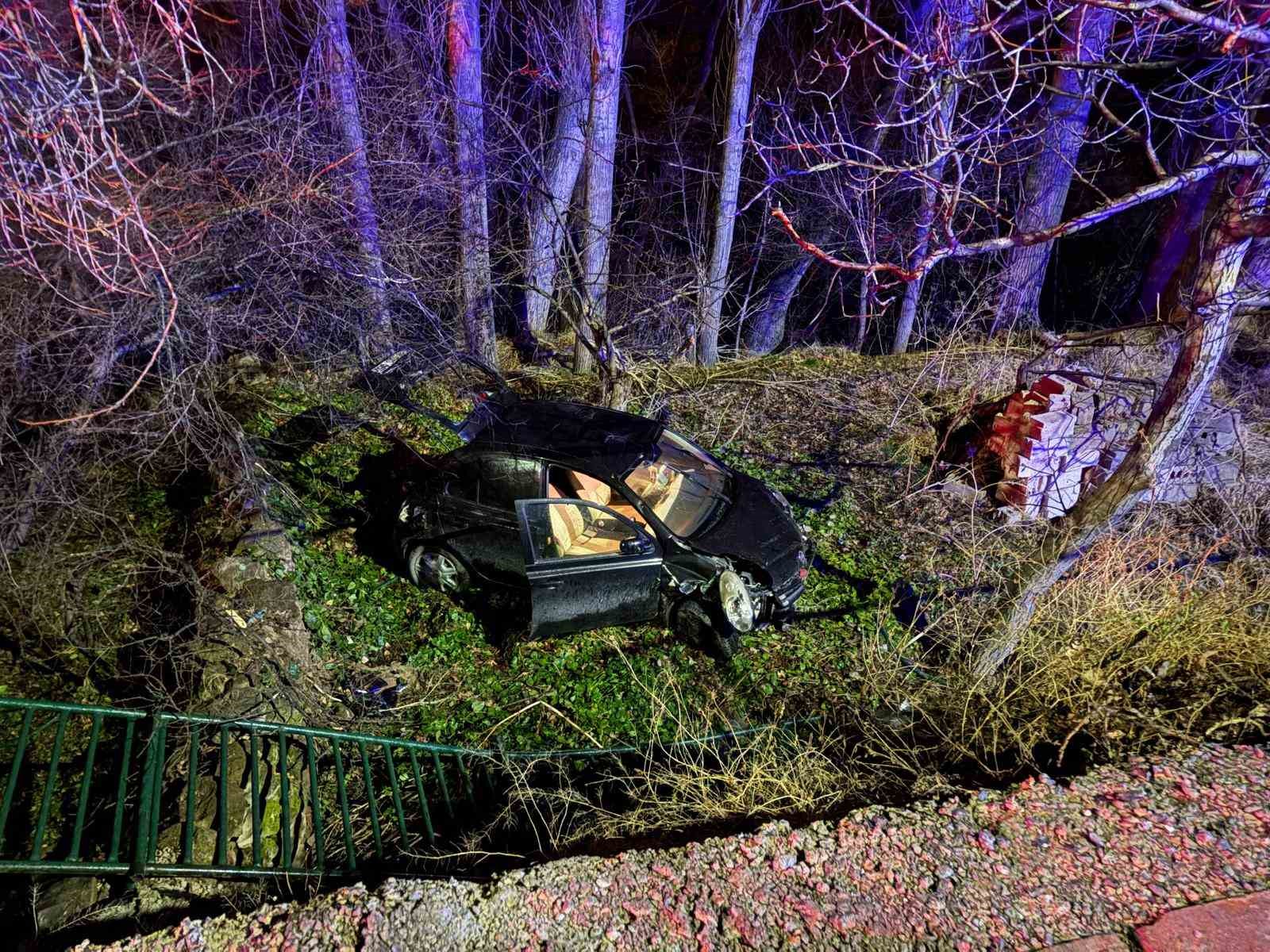 Ehliyetsiz sürücü 5 metrelik bahçe duvarından uçtu: 1 yaralı
