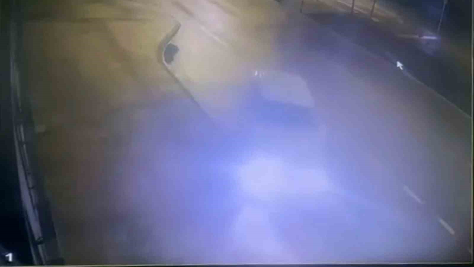 Ehliyetsiz sürücü kaldırıma çarpıp kaçtı ama polis yakaladı
