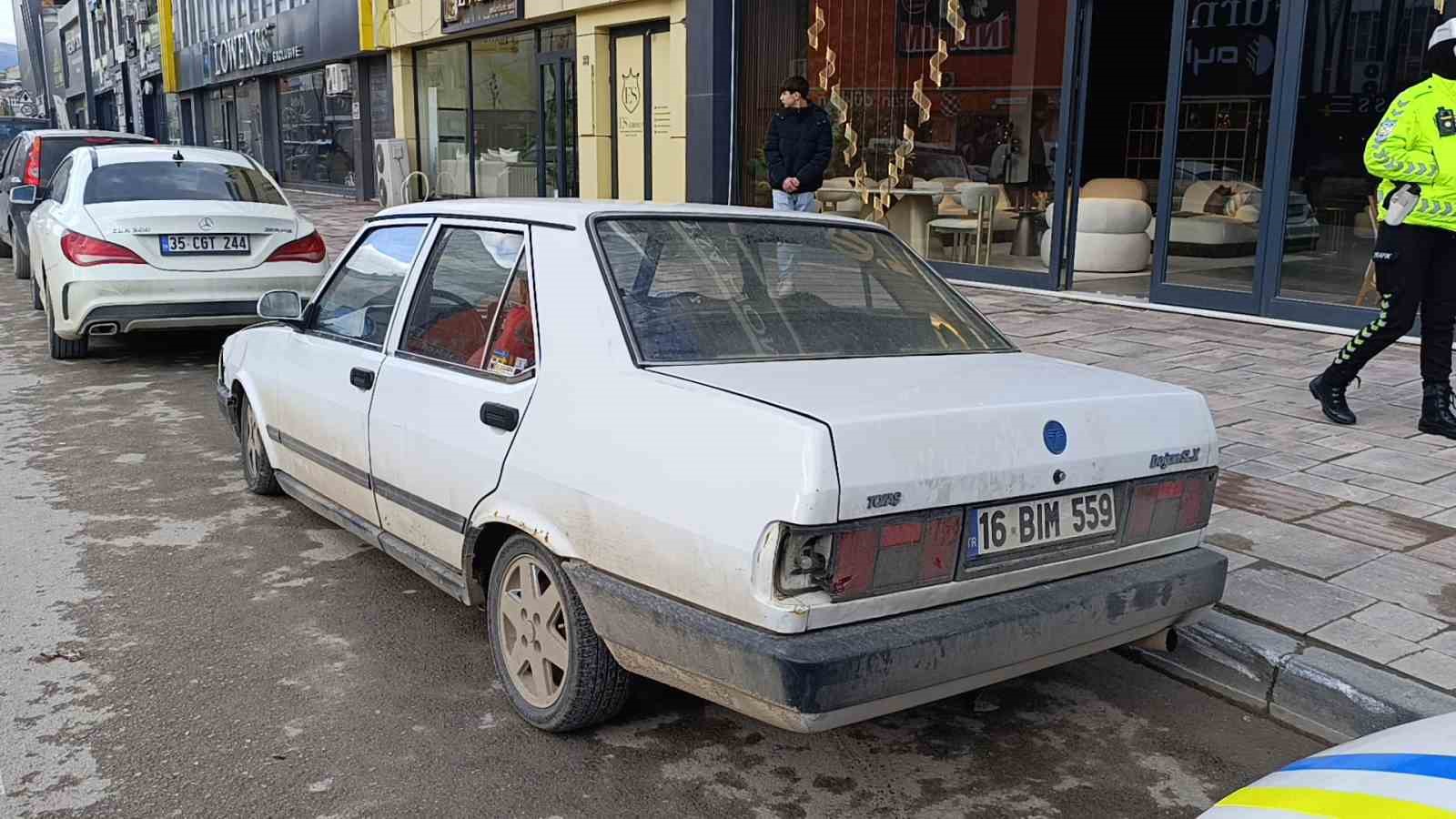Ehliyetsiz sürücü kaldırıma çarpıp kaçtı ama polis yakaladı
