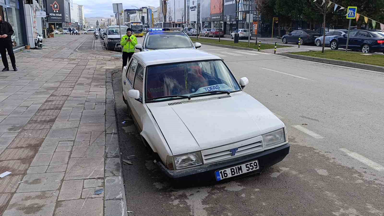 Ehliyetsiz sürücü kaldırıma çarpıp kaçtı ama polis yakaladı
