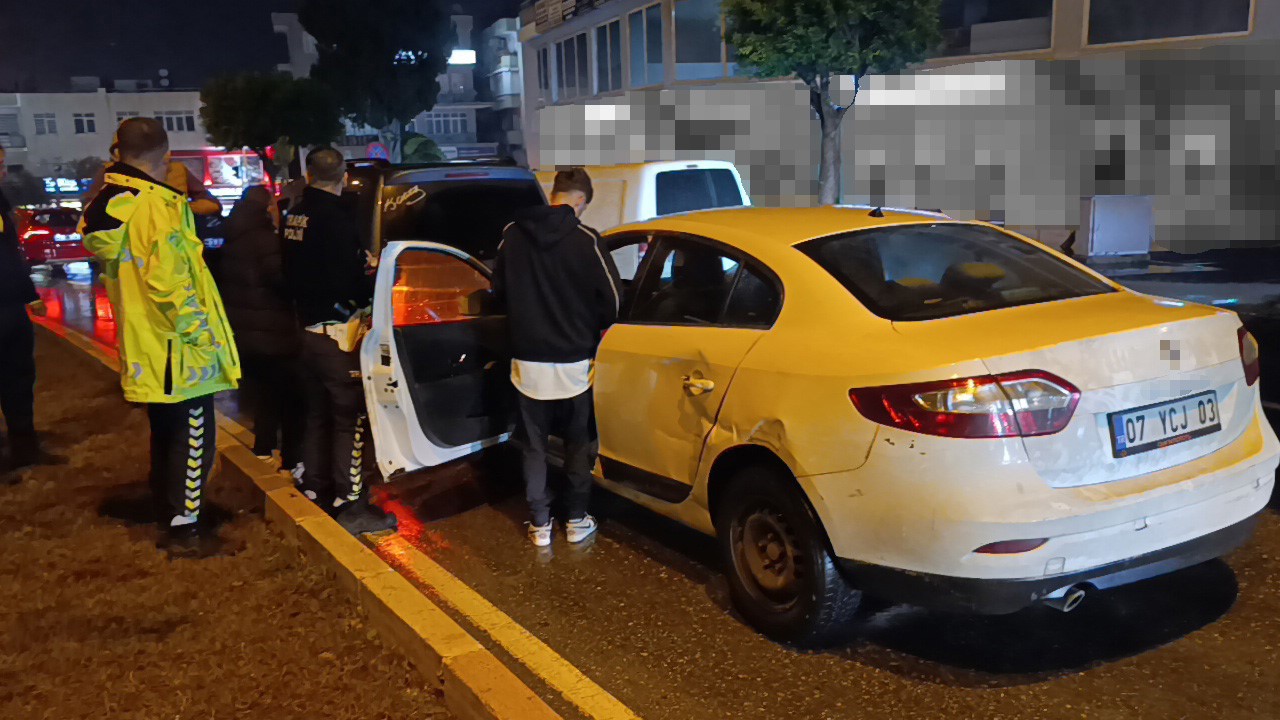 Ehliyetsiz sürücü kırmızı ışıkta bekleyen araca çarptı
