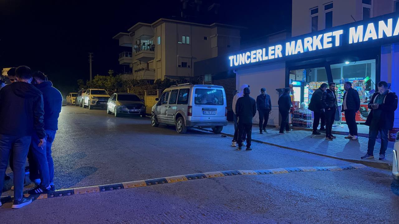 Ehliyetsiz sürücü önce kaza yaptı, ardından markete girdi
