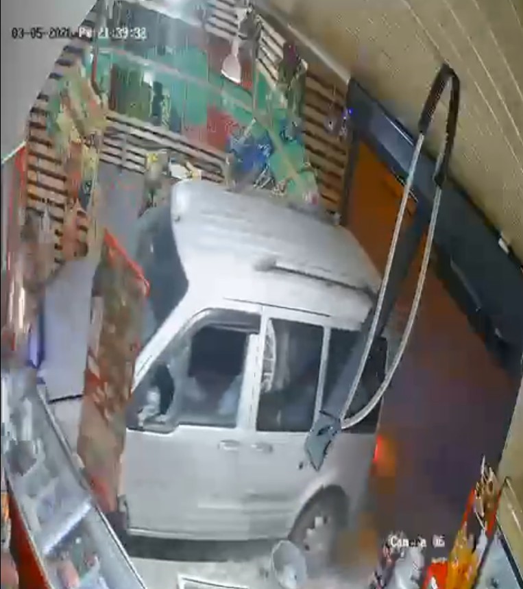 Ehliyetsiz sürücü önce kaza yaptı, ardından markete girdi
