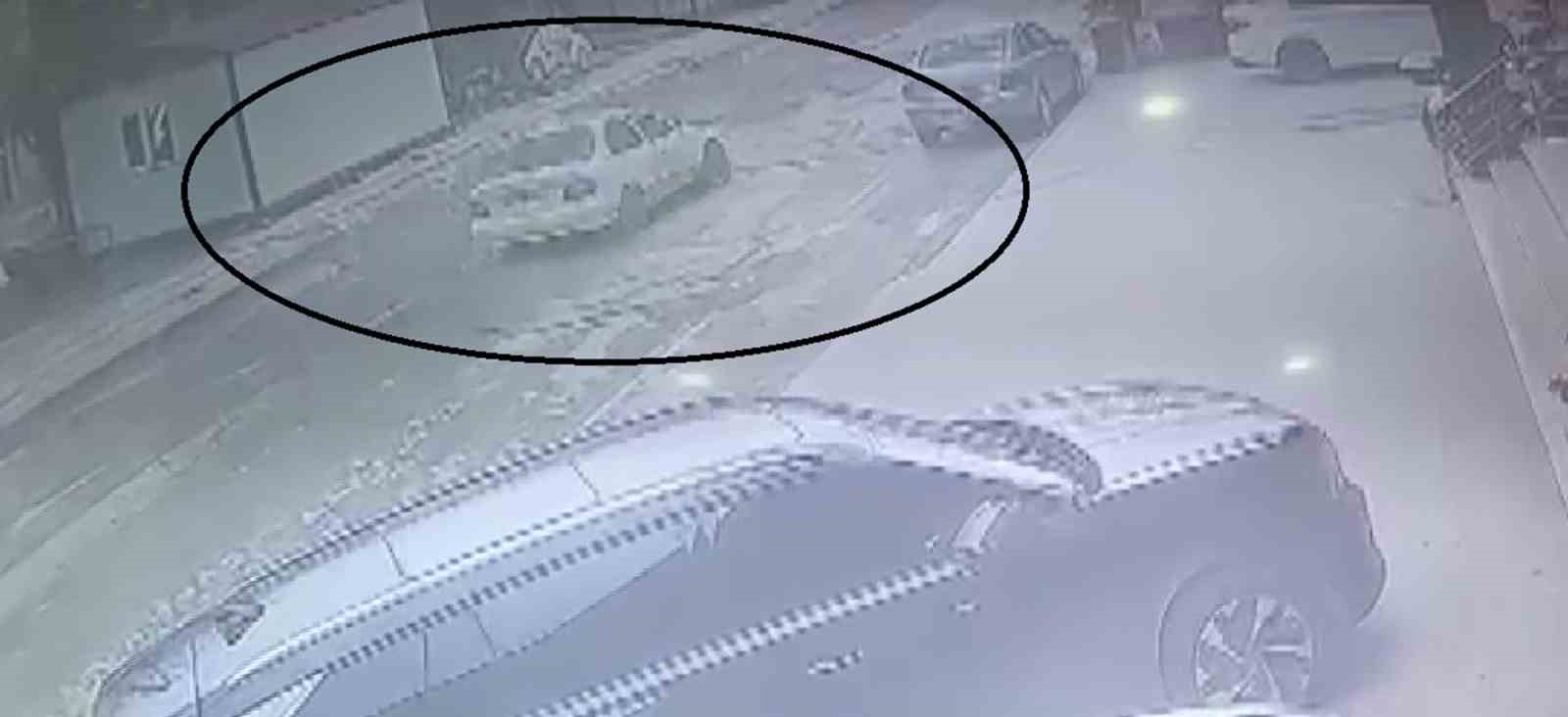 Ehliyetsiz sürücünün kontrolünü kaybettiği otomobil ağaca çarptı... O anlar kamerada
