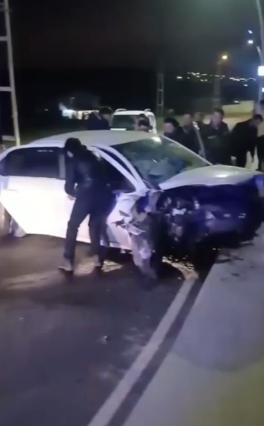 Ehliyetsiz sürücünün kullandığı otomobil başka bir araçla kafa kafaya çarpıştı: 4 yaralı
Ehliyetsiz sürücünün kullandığı otomobil başka bir araçla kafa kafaya çarpıştı: 4 yaralı