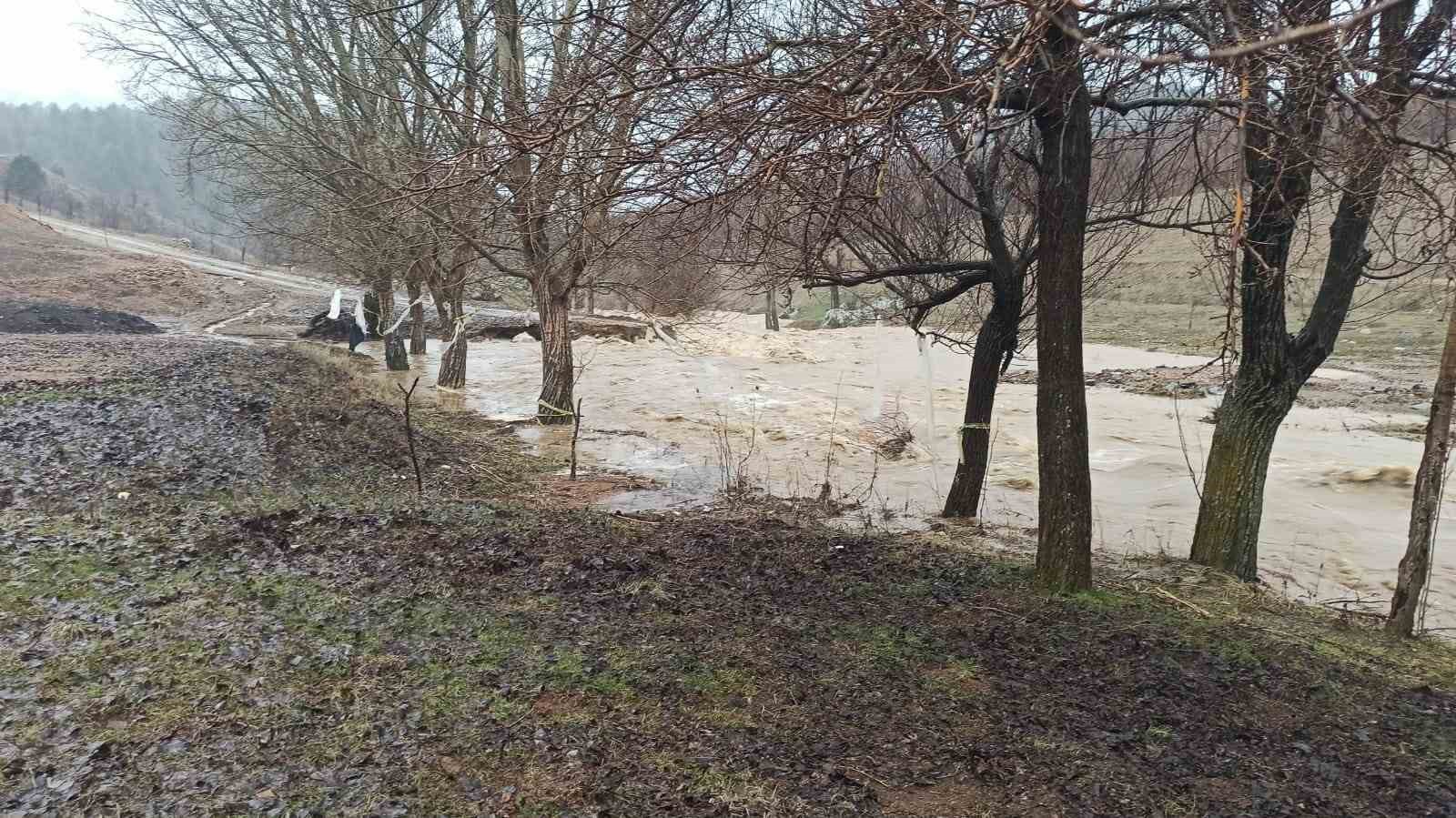 Ekinözü Belediyesi’nin yaptığı yol ilk yağmurda taşkın altında kaldı
