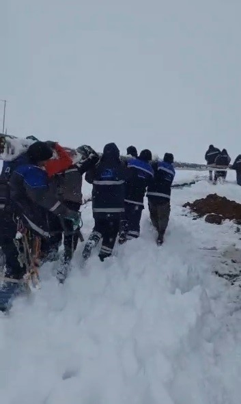 Ekipler enerji için seferber oldu: Ekipler direkleri sırtında taşıdı
