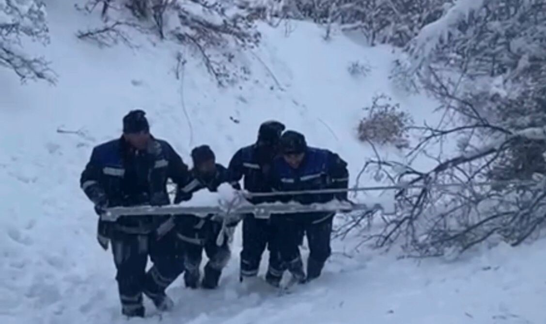 Ekipler enerji için seferber oldu: Kar içerisinde zorlu mücadele

