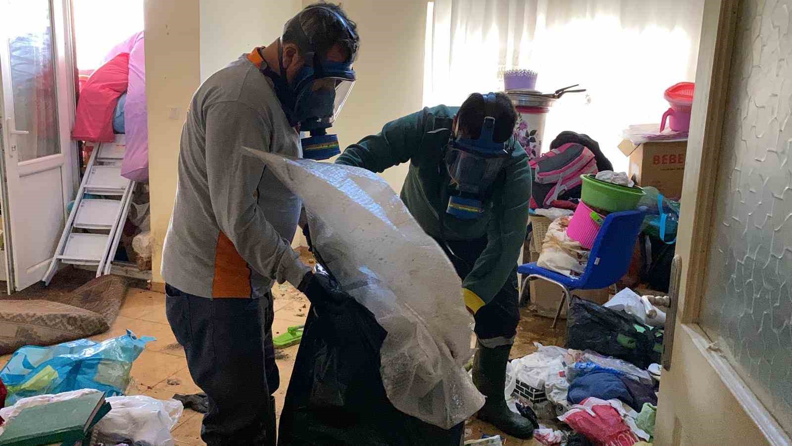 Ekipler gaz maskesiyle girdi iki günde temizledi: Evden 7 kamyonet çöp çıktı
