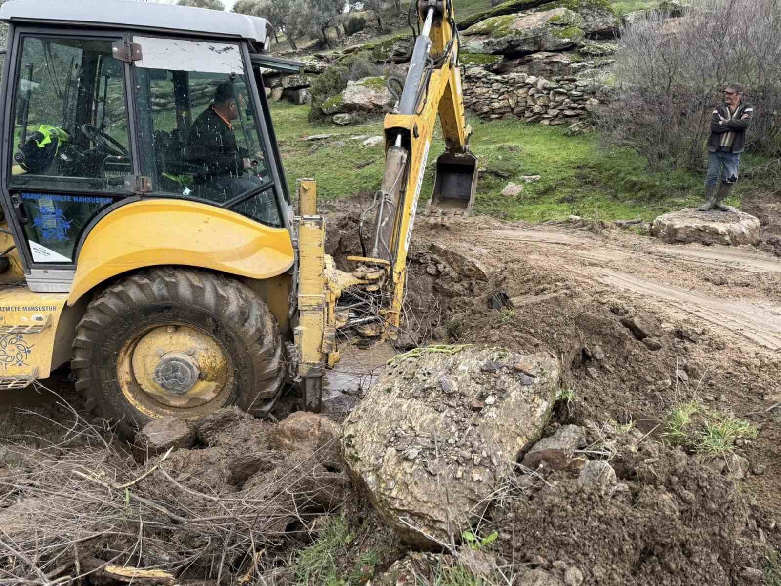 Ekipler sahaya indi, kapanan bahçe yolları açıldı
