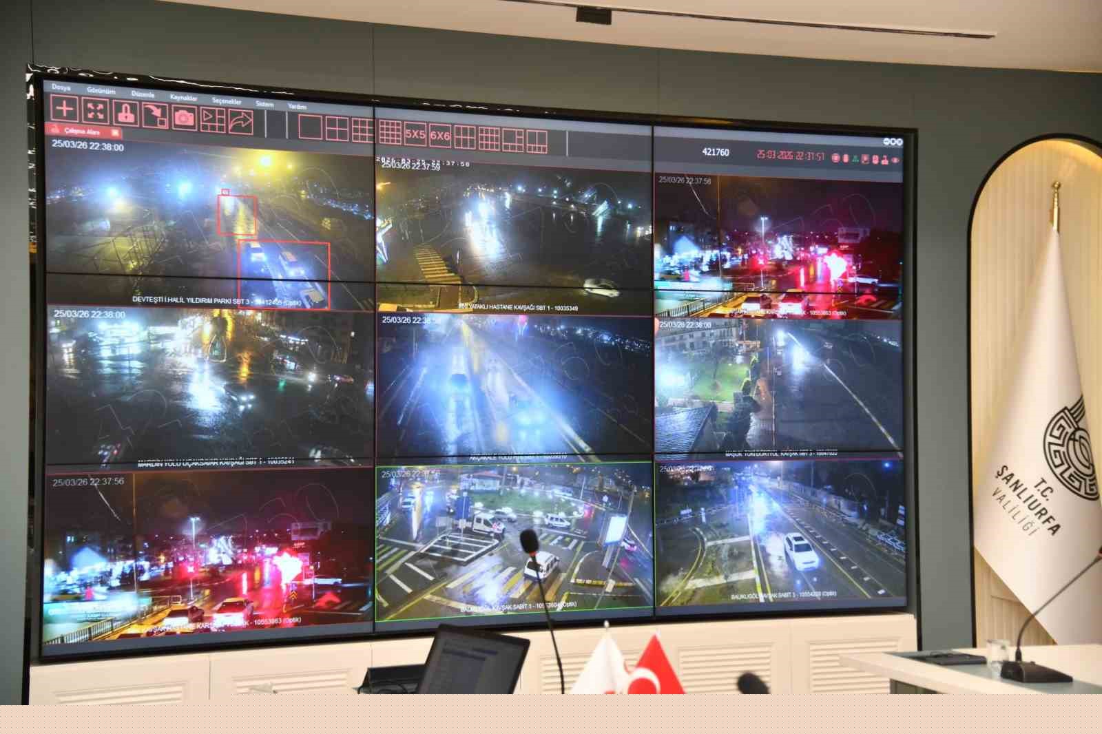 Ekipler selde mahsur kalan 10 kişilik aile için seferber oldu
Ekipler selde mahsur kalan 10 kişilik aile için seferber oldu