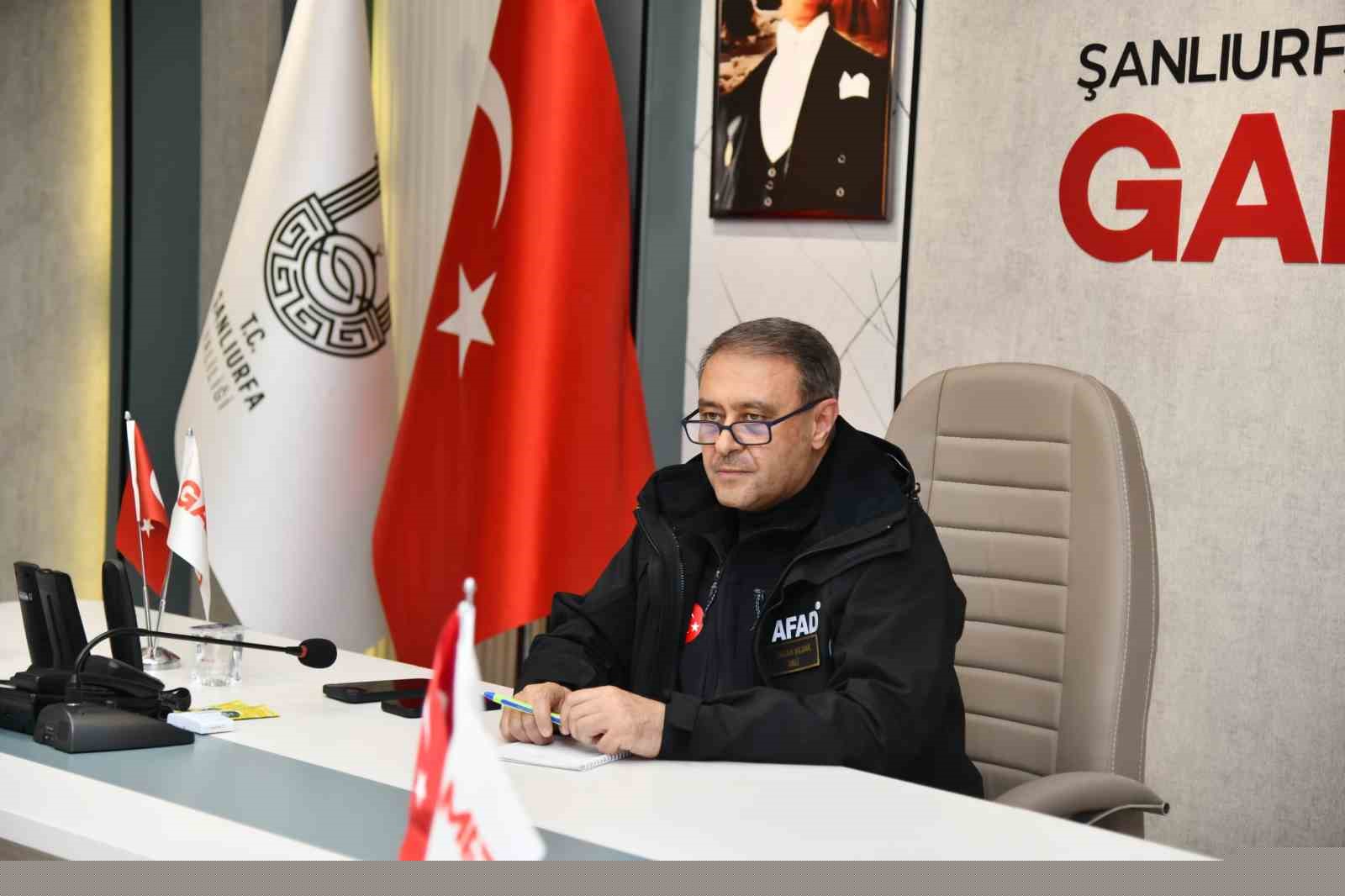 Ekipler selde mahsur kalan 10 kişilik aile için seferber oldu
Ekipler selde mahsur kalan 10 kişilik aile için seferber oldu