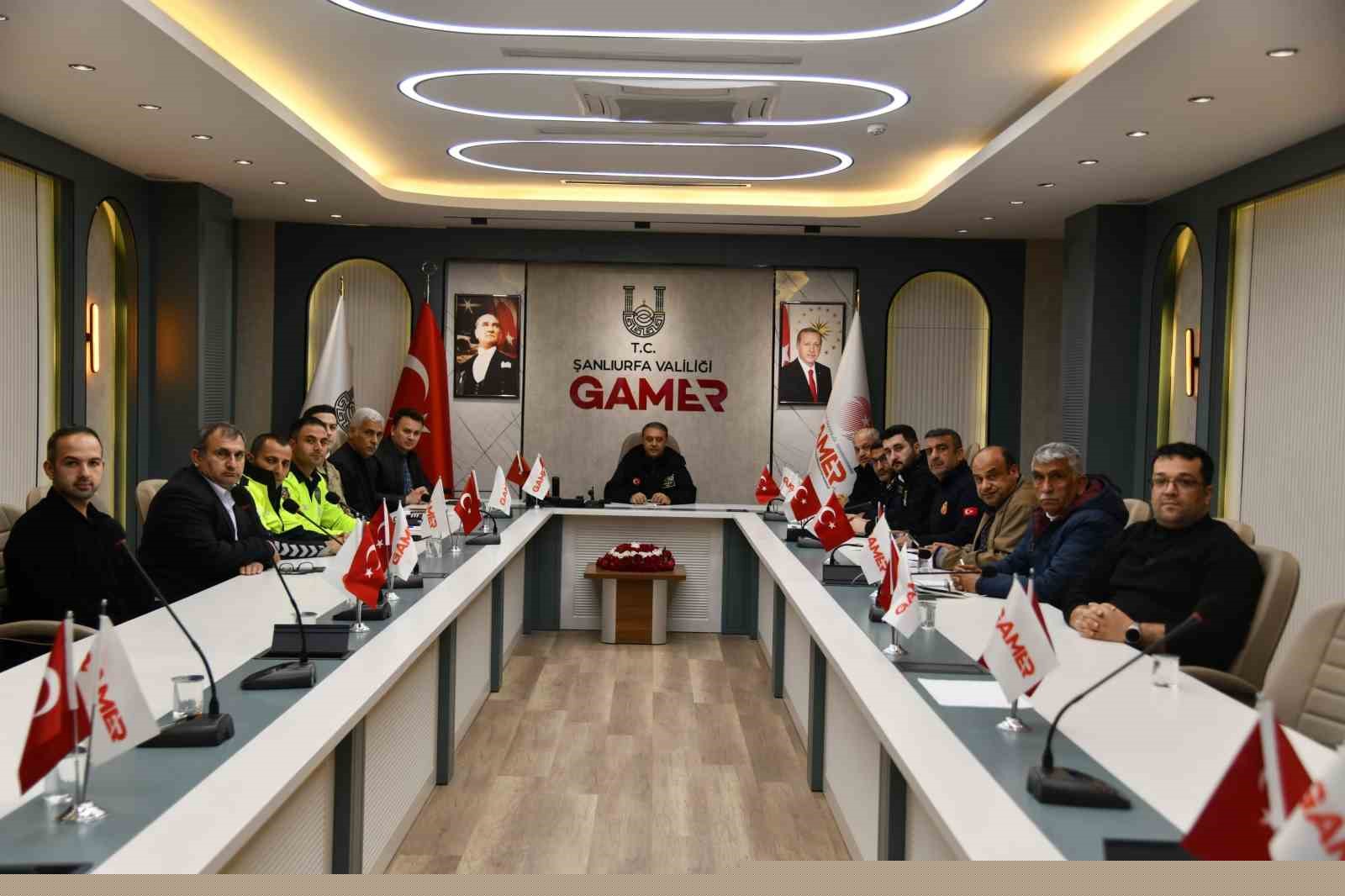 Ekipler selde mahsur kalan 10 kişilik aile için seferber oldu
Ekipler selde mahsur kalan 10 kişilik aile için seferber oldu