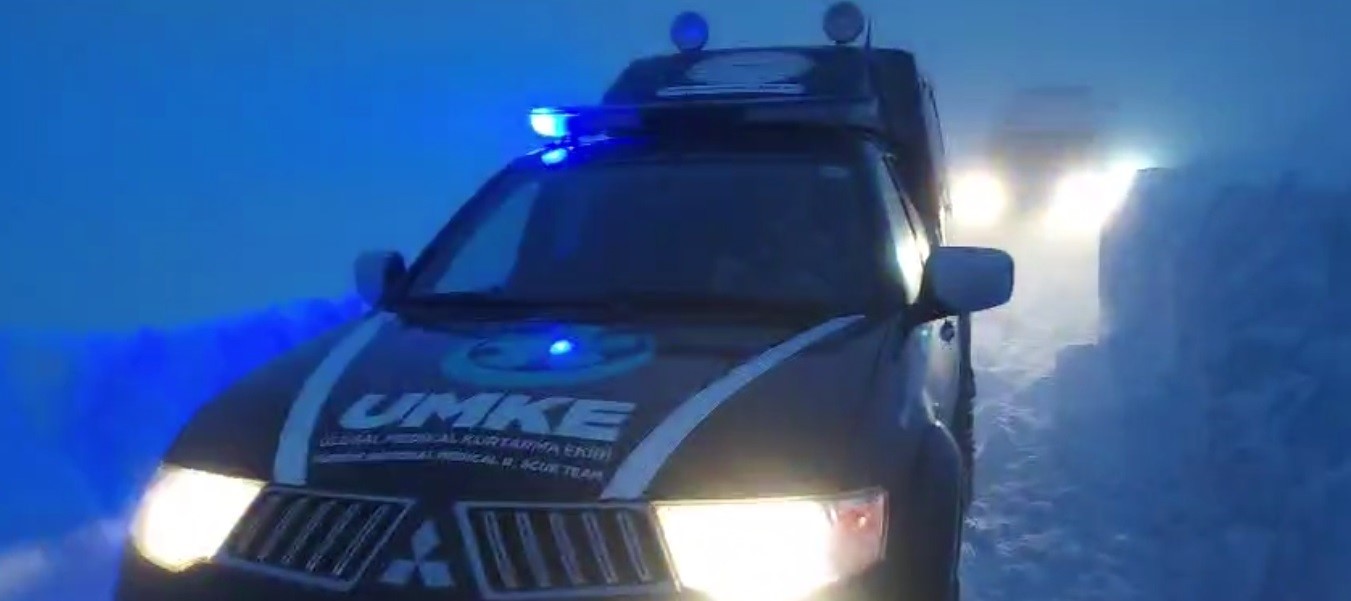 Ekipler yoğun sis ve kar altında 3 kilometre yürüyüp hastaya ulaştı
