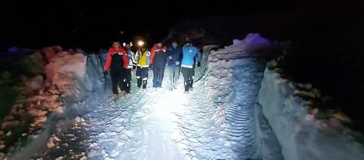 Ekipler yoğun sis ve kar altında 3 kilometre yürüyüp hastaya ulaştı

