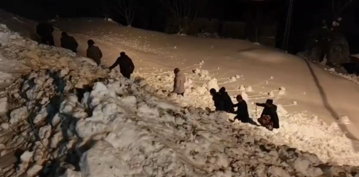 Ekipler yolu açtı, 90 yaşındaki hasta sırtta taşınarak sağlık ekibine ulaştırıldı
