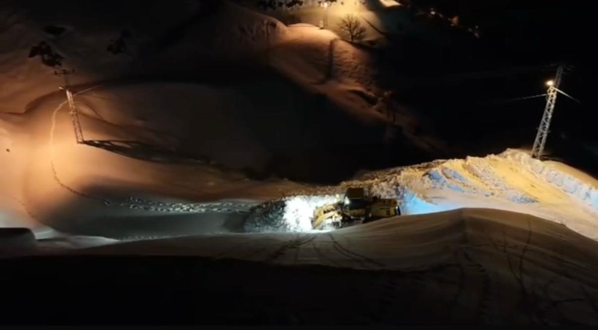 Ekipler yolu açtı, 90 yaşındaki hasta sırtta taşınarak sağlık ekibine ulaştırıldı
