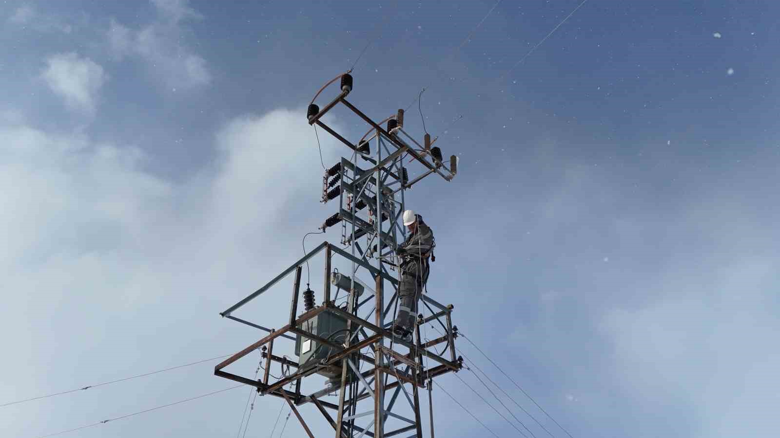 Ekipler zorlu hava şartlarında enerji hatlarını onarıyor
