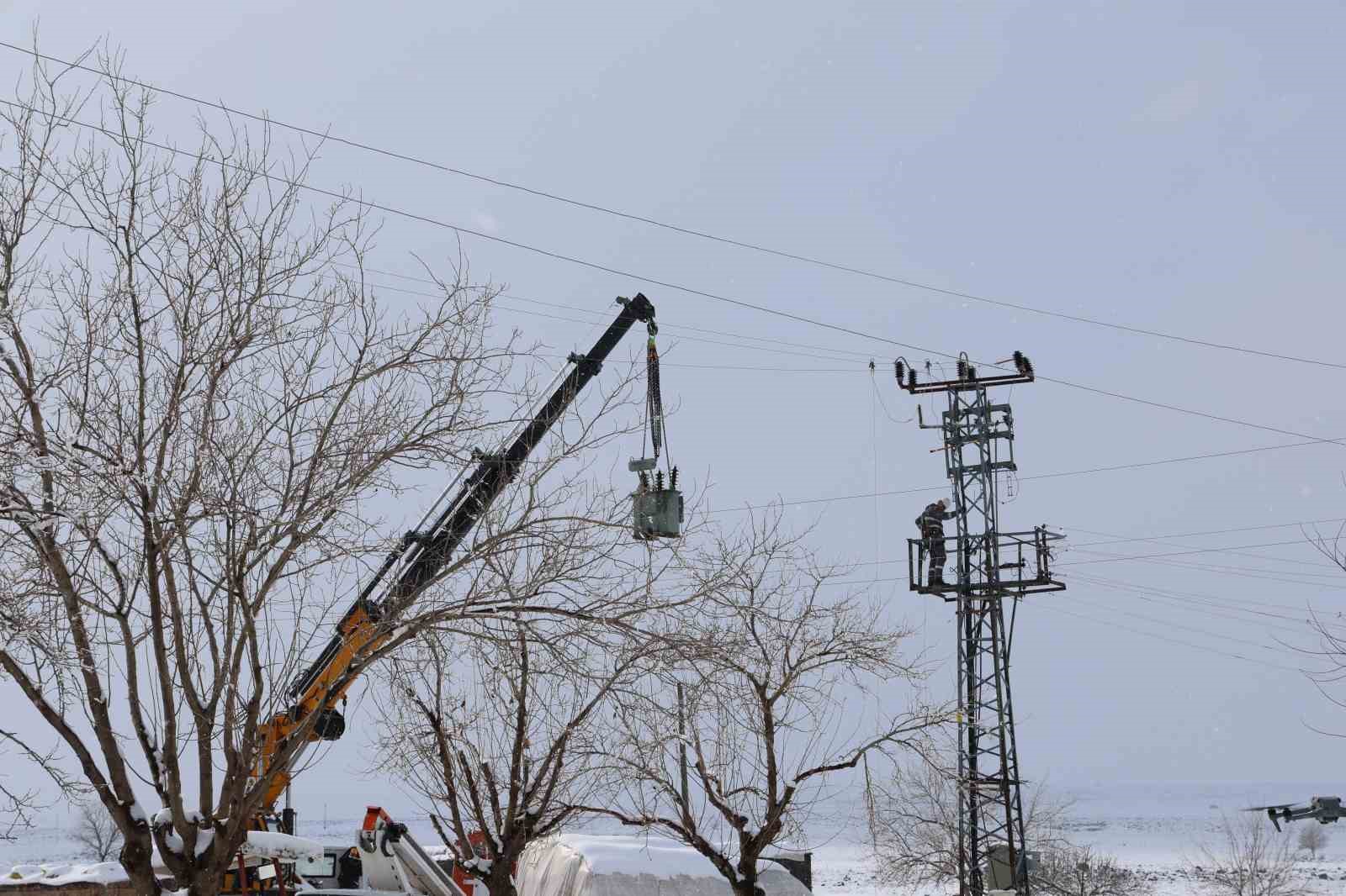 Ekipler zorlu hava şartlarında enerji hatlarını onarıyor
