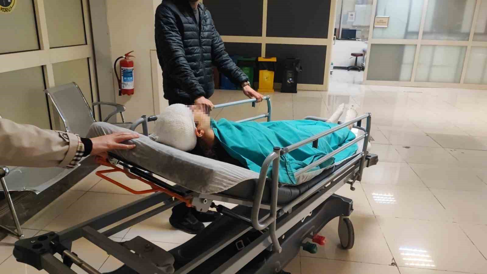 Ekmek almaya giderken sokak köpeklerinin saldırısına uğrayan genç kız yaralandı
