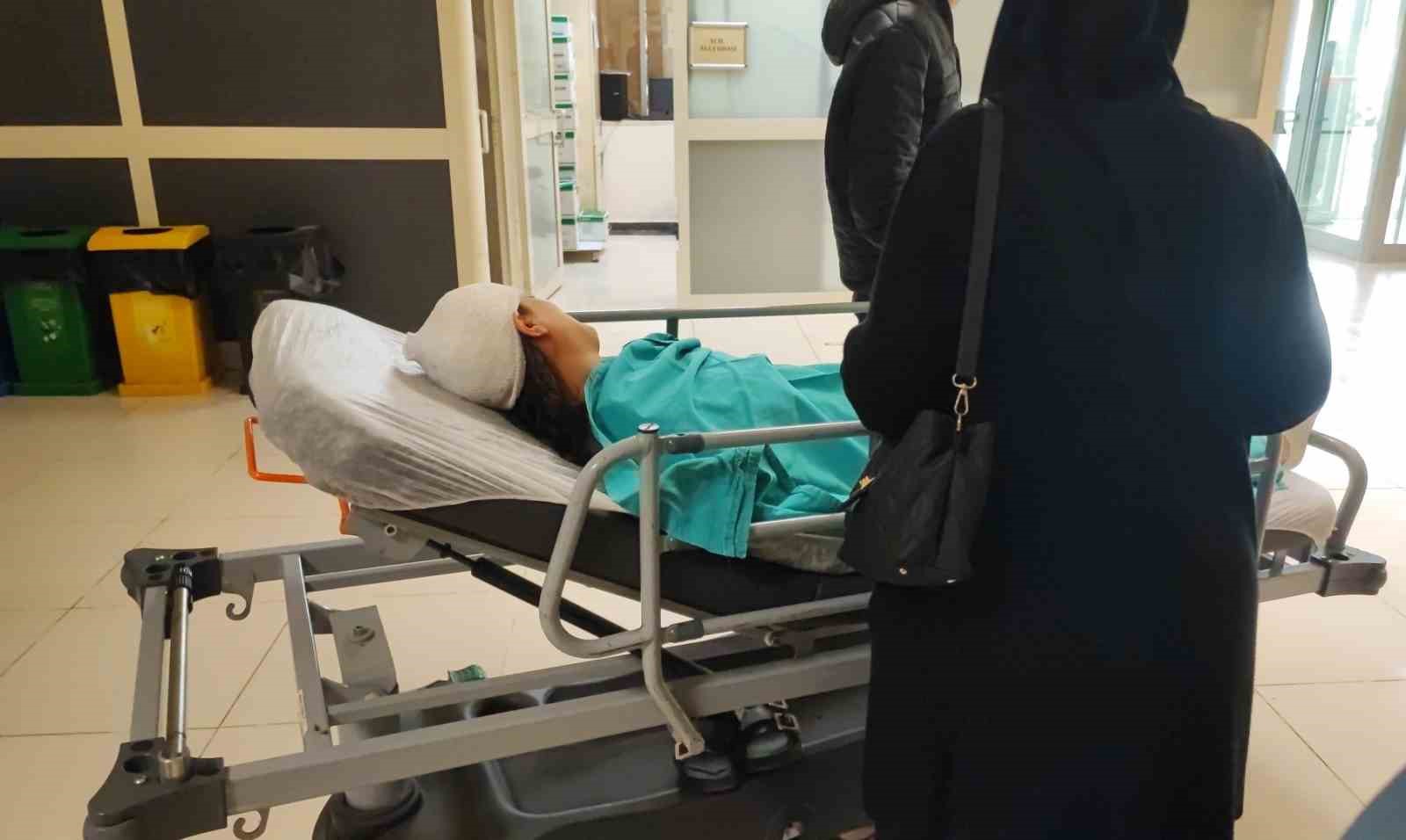 Ekmek almaya giderken sokak köpeklerinin saldırısına uğrayan genç kız yaralandı
