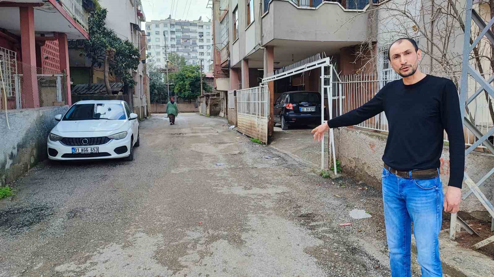 Ekmek almaya giderken sokak köpeklerinin saldırısına uğrayan genç kız yaralandı
