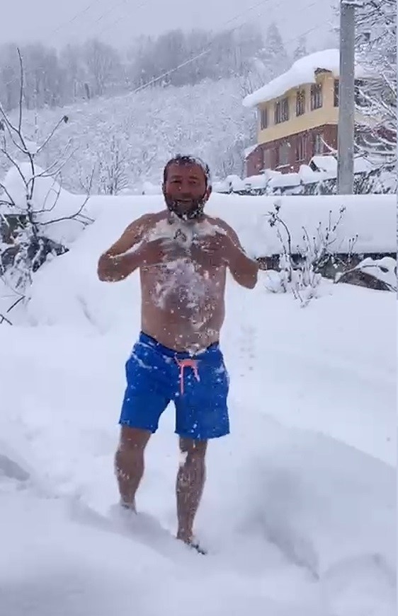 Eksi 10 dereceyi aldırmadan şortuyla karda yüzdü
