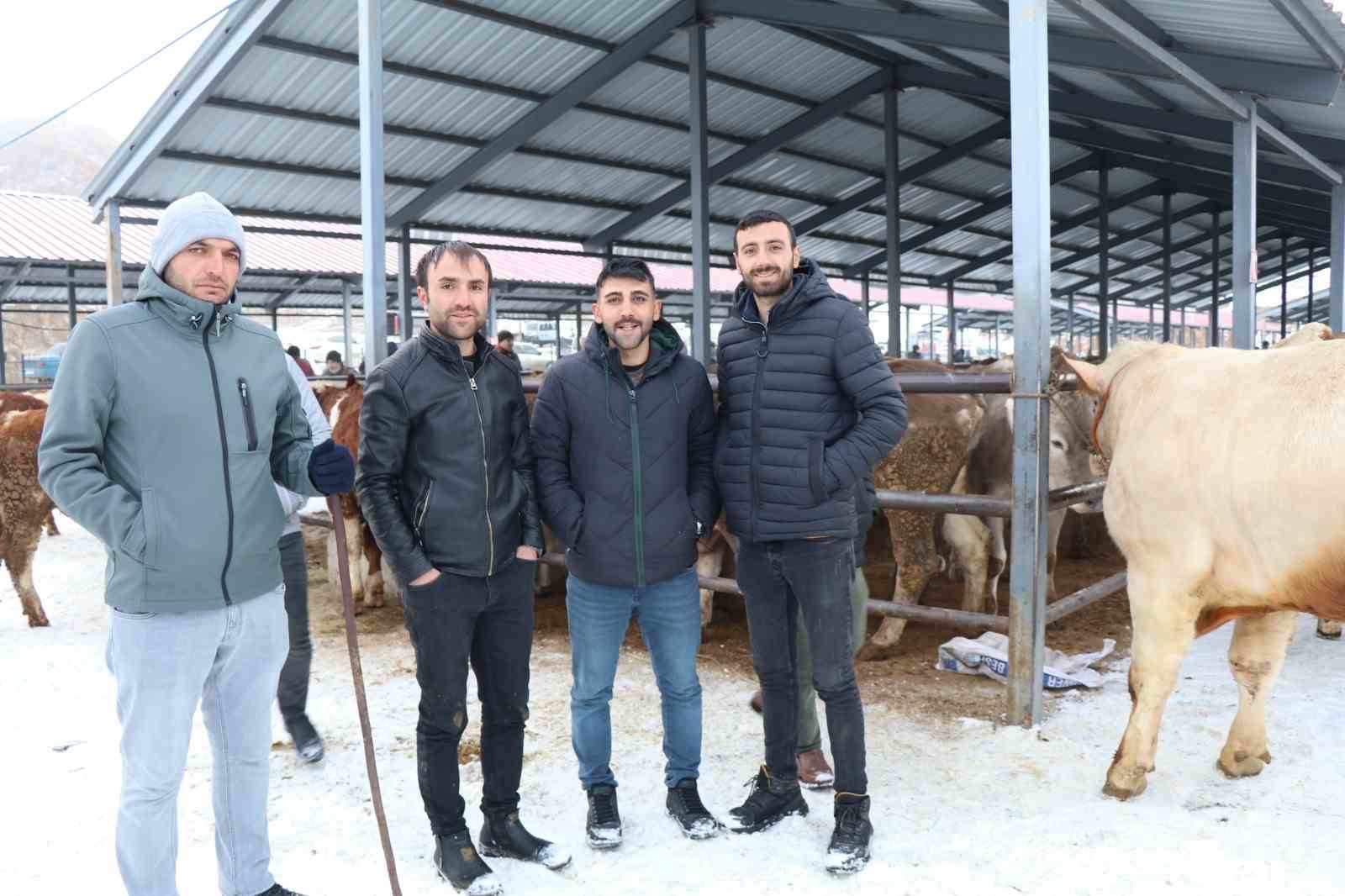 Eksi 15’de hayvan pazarı kuruldu
