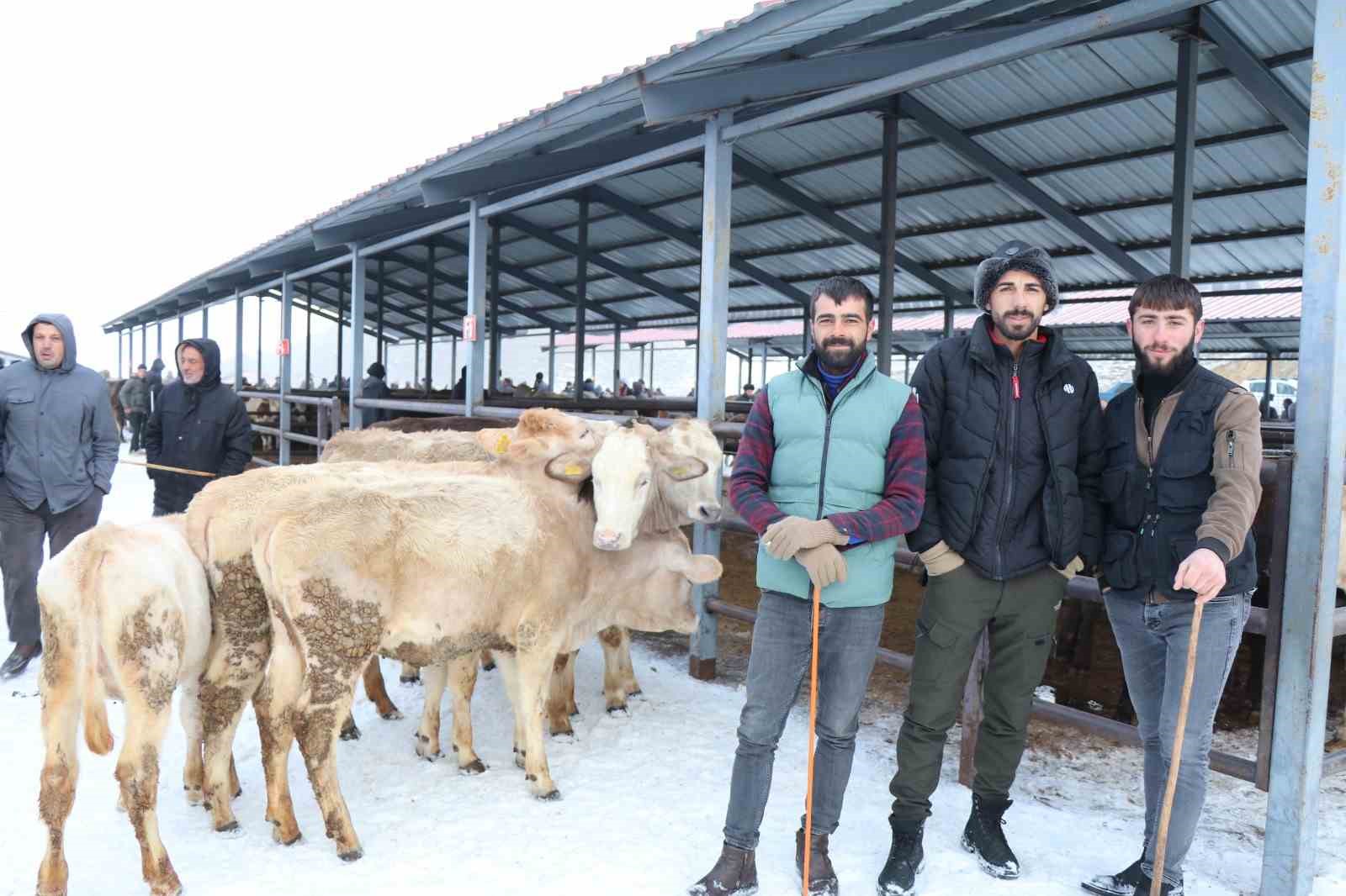 Eksi 15’de hayvan pazarı kuruldu
