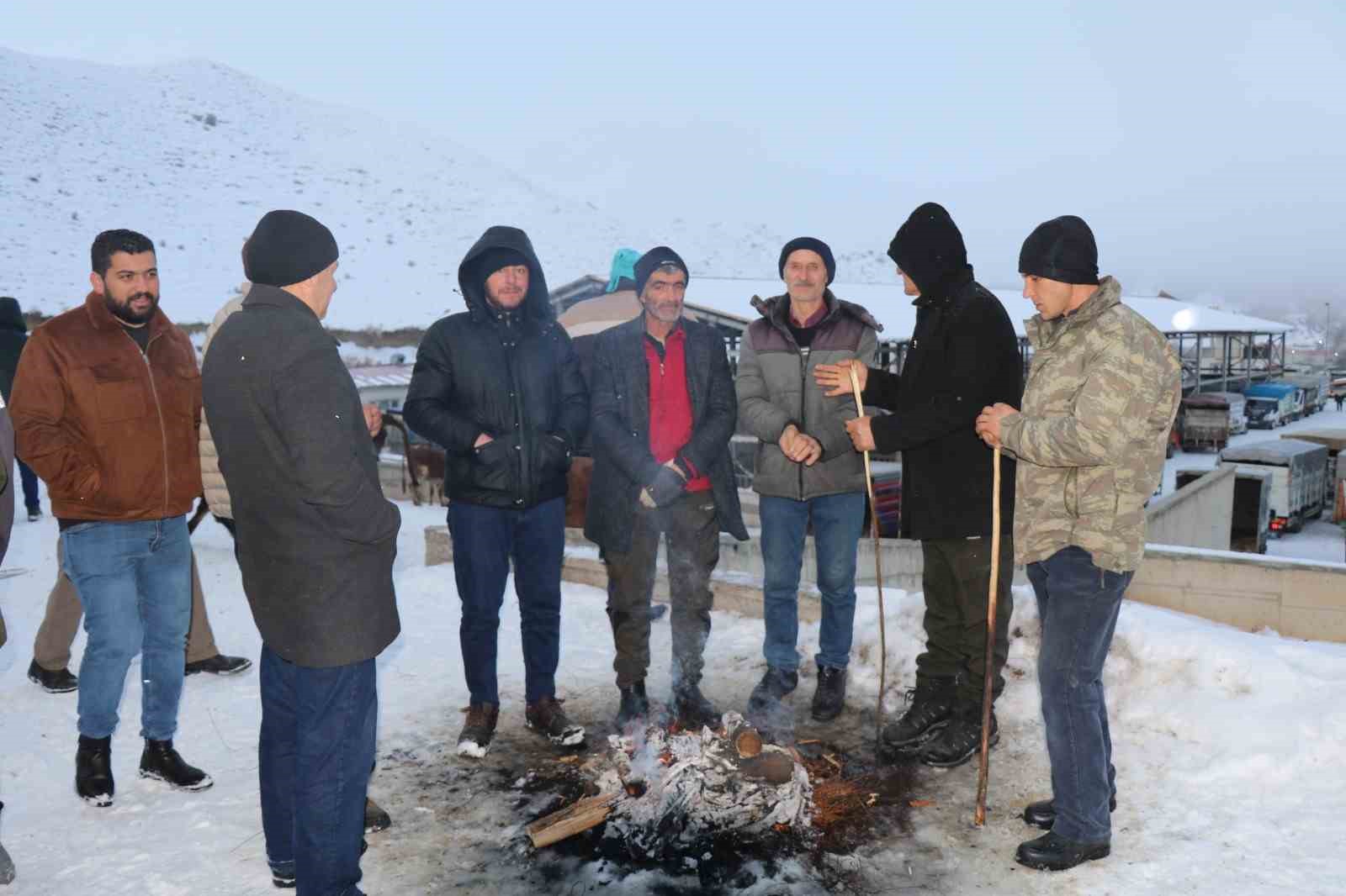 Eksi 15’de hayvan pazarı kuruldu
