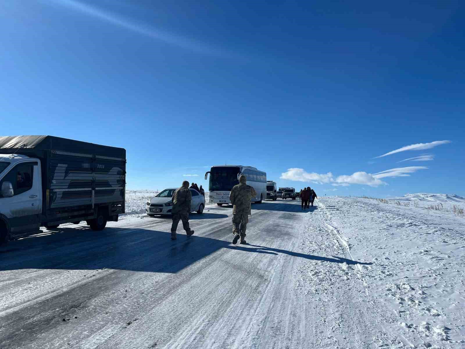 Eksi 30’a düşen sıcaklıklarda buz pistine dönen yolda araçlar mahsur kaldı
