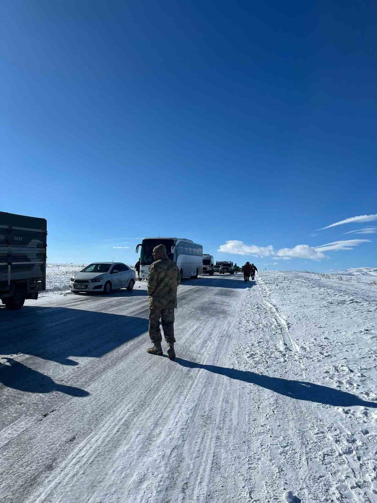 Eksi 30’a düşen sıcaklıklarda buz pistine dönen yolda araçlar mahsur kaldı

